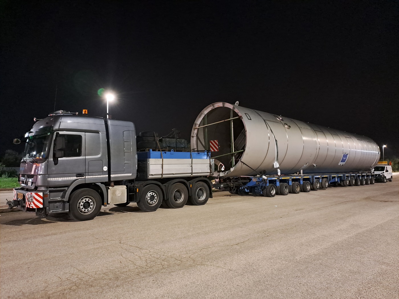 Transport and lifting of a 23 m tank