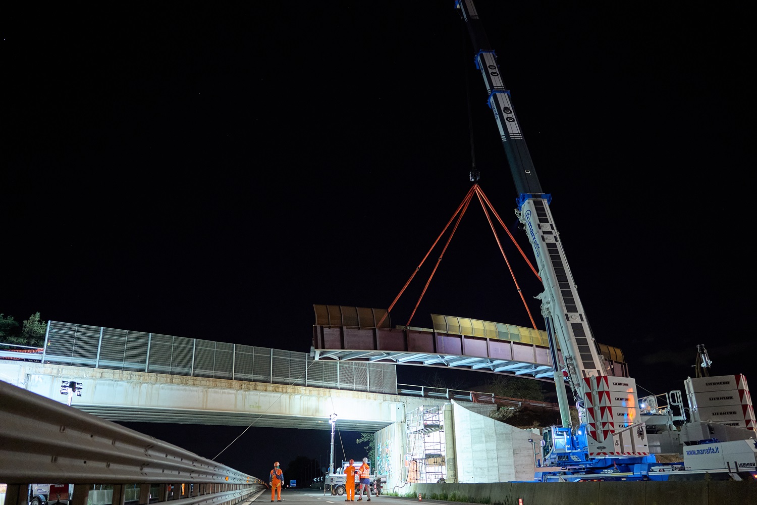 34 m cycle-pedestrian path heavy lifting