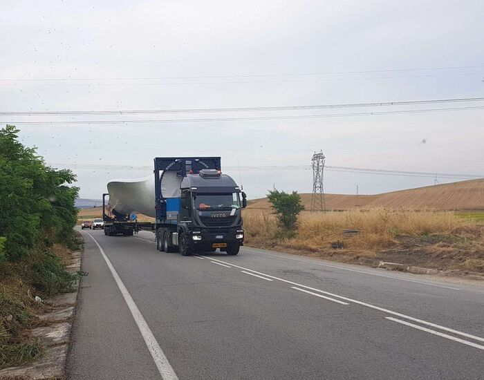 Trasporto pala eolica su strada pubblica