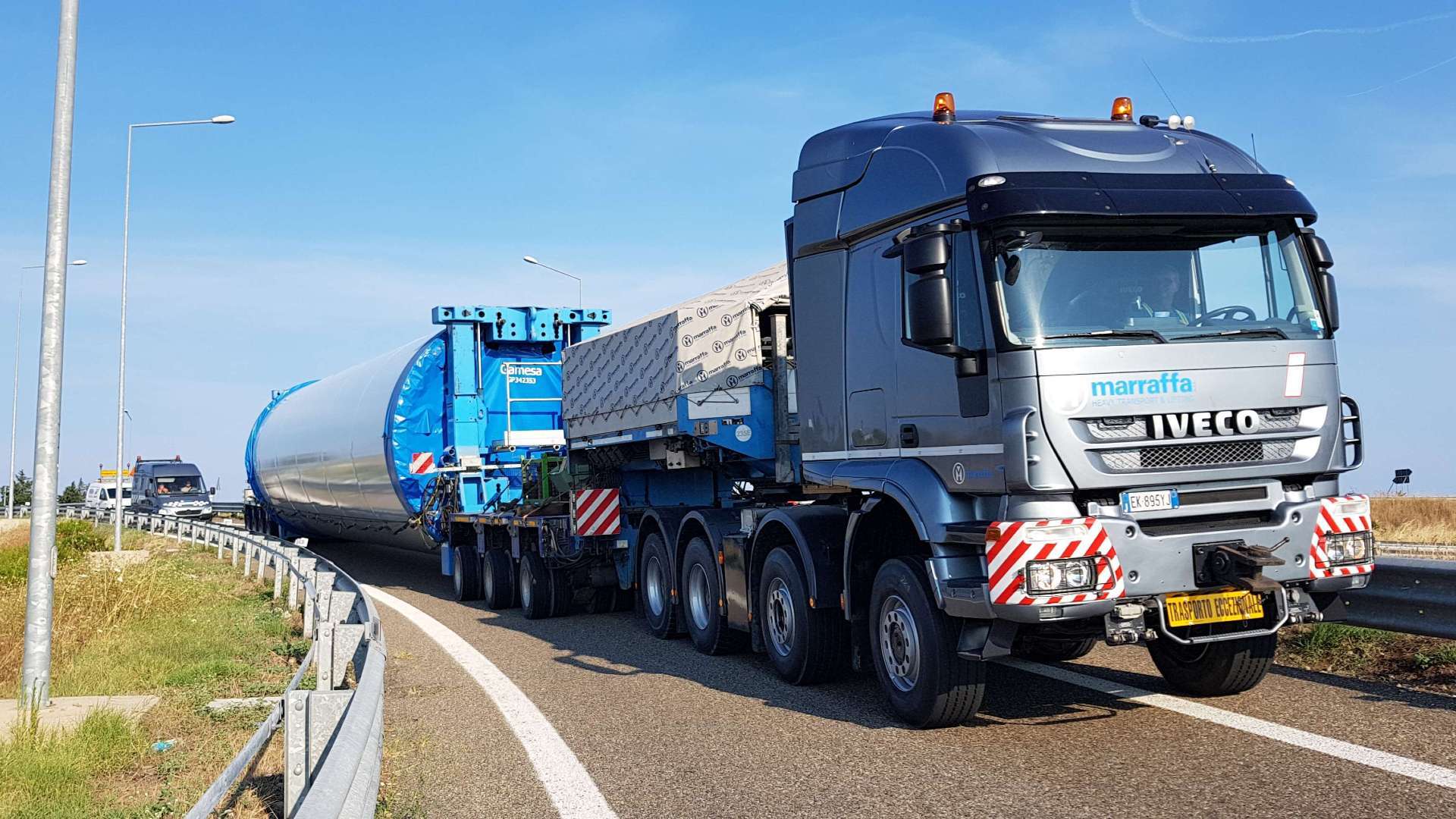 Trasporto di componenti eoliche su strada a Napoli