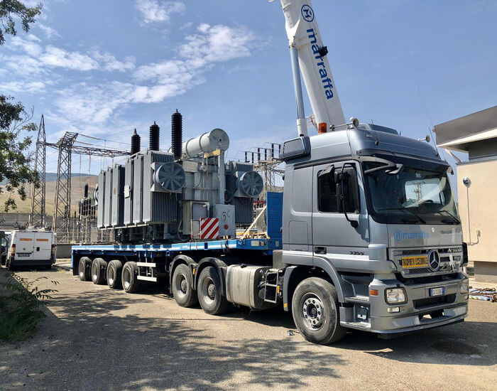 Rimozione con sollevamento mediante autogrù e trasporto eccezionale di un trasformatore/generatore da 45 ton.