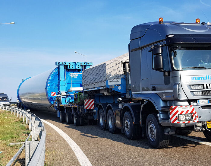 Trasporto eccezionale di una sezione di torre eoli