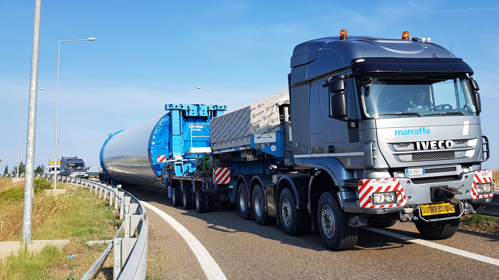 Trasporto eccezionale di una sezione di torre eoli